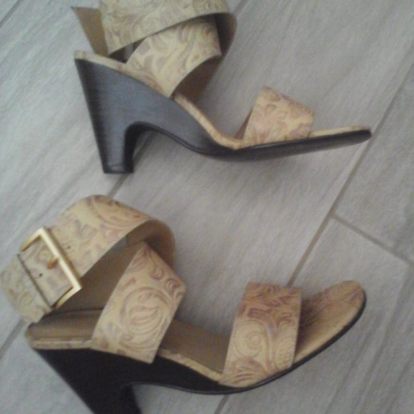 Amanda Smith Josie Beige Embossed Strap Ankle Heel Sandal.  Size 6M - Picture 2 of 7